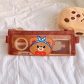 Dettaglio ravvicinato dell'astuccio in rete marrone con patch orso e cerniera - Taglia Piccola Orso con Fascia