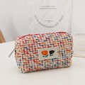 Detail der Tweed-Kosmetiktasche mit Tulpenstickerei und hochwertigem Metallreißverschluss - Rotes Federmäppchen (Rot gemischter Tweed)