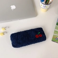 Astuccio in peluche blu scuro con ricamo a ciliegia per cancelleria e cosmetici - Stile Ciliegia Blu Notte