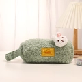 Detail van groene fleece etui met schattig konijn en lemon cloud label op bureau - Mungbonengroen