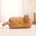 Detail van caramel pluche etui met cartoon kaas label en zachte konijn bedel decoratie - Zoet Zong Bruin