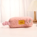 Detailopname van roze teddy pluche pennenzak met schattig konijntje en kaas-cloud label - Aardbei