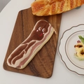 Detail eines Plüsch-Federmäppchens im Speck-Design mit Stickerei und Reißverschluss - Schweinebauch Bacon Stil