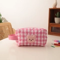 Beauty case trapuntato a quadretti rosa con toppa a forma di orso e manico laterale - rosa acceso