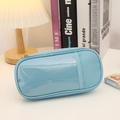 Astuccio celeste in tela con finestra in PVC trasparente su una scrivania ordinata - Blu