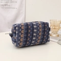 Detailopname van etnisch geometrisch jacquardpatroon op gebreide blauwe en bruine toilettas - Marineblauw