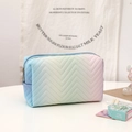 Détail de la texture matelassée en chevron et du cuir PU dégradé coloré sur la trousse - Bleu