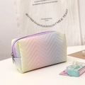 Détail d'une trousse de maquillage en similicuir dégradé avec des surpiqûres en forme de V - Lavande