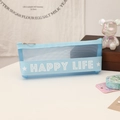 Vista detallada del estuche de malla azul claro con cremallera y cinta Happy Life - Azul / 20 bolígrafos