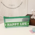 Detalle de estuche de malla verde con parche de cuero HAPPY LIFE y cierre de cremallera - Verde / 20 bolígrafos