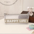 Detalle de estuche de malla gris con texto HAPPY LIFE en correa marrón y cremallera metálica - Gris / 20 bolígrafos