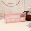 Detalle del estuche de malla rosa con parche de cuero y cremallera sobre mesa blanca - Rosa / 20 bolígrafos