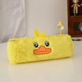 Dettaglio dell'astuccio a forma di papera in peluche giallo con ricami e cerniera in metallo - Giallo