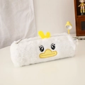 Dettaglio dell'astuccio a forma di papera in peluche bianco con ricamo e cerniera - Bianco