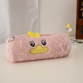 Dettaglio dell'astuccio in peluche rosa con ricamo a forma di papera e zip con anello - Rosa