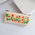 Astuccio in tela con motivi a fragola e chiusura a zip nera per articoli di cancelleria - Stile fragola rossa