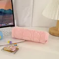 Dettaglio dell'astuccio in peluche rosa con motivi a nuvola su una scrivania bianca - Rosa