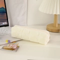 Dettaglio dell'astuccio trapuntato in peluche crema con motivo a cuore e zip scorrevole - Bianco