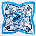 Carré de soie bleu lac et blanc avec des motifs équestres classiques d'étriers - Roue Bleu Clair