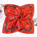 Carré de soie satiné rouge 50x50cm avec motif équestre classique et imprimé de chaînes - Chaîne Rouge