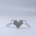 Mini borsa a tracolla con perline d'argento e cuore rosa in acrilico fatto a mano - Argento