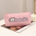 Dettaglio dell'astuccio in velluto a coste rosa con etichetta orso su sfondo di stile - Rosa