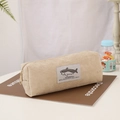 Dettaglio dell'astuccio in velluto beige con toppa a squalo su sfondo di cancelleria - Beige