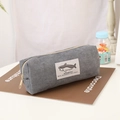 Dettaglio astuccio in velluto a coste grigio con patch squalo e zip metallica gialla - grigio scuro