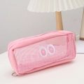Detailopname van roze mesh etui met grote ogen borduursel op wit bureau - Roze