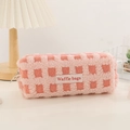 Detail van roze wafel fleece etui met zachte schaakbordtextuur en een metalen rits - Roze Ruit
