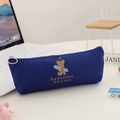 Dettaglio dell'astuccio in tela blu scuro con motivo orso e anello a cerniera - Orso Skateboard Blu Marino