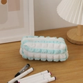 Dettaglio dell'astuccio a righe blu e bianche in tessuto goffrato con finitura puff - Strisce Blu (Verde)