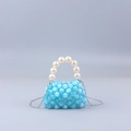 Mini bolso artesanal de cuentas acrílicas veteadas azul claro con asa de perlas - Azul Cielo
