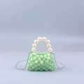 Detalle de cuentas jaspeadas verdes y perlas blancas en mini bolso bandolera con cadena plata - Verde amarillento
