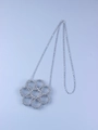 Detailansicht des silbernen Blumenanhängers mit Perlenstruktur an einer Gliederkette - Silber