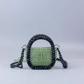 Borsa a tracolla fatta a mano in perle acriliche verdi con manico nero e trama sfaccettata - Verde+Nero