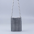 Bolso bandolera hecho a mano con cuentas acrílicas negras y claras para móvil con correa - Negro & Blanco