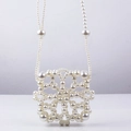 Elegante bolso bandolera de perlas hecho a mano con un diseño de tejido floral calado - Blanco