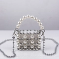 Mini bolso de noche con perlas hechas a mano, cuentas plateadas y cadena para el hombro - Blanco