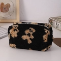 Close-up van teddybeerpatroon op pluche make-uptas van getextureerd fleece materiaal - Zwart (Cosmetische tas)
