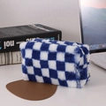 Dettaglio dell'astuccio in peluche a scacchi blu e bianchi con morbida trama e zip metallica - Blu Bianco