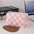 Dettaglio dell'astuccio in peluche a scacchi rosa e bianchi con cerniera su tavolo - Rosa e Bianco