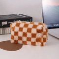 Dettaglio dell'astuccio a scacchi in morbido peluche con zip in metallo e texture - Marrone Bianco