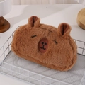 Dettaglio dell'astuccio di peluche Capybara marrone con simpatici dettagli ricamati - Astuccio Capibara (Occhi Imbarazzati)