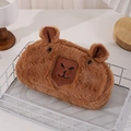 Dettaglio dell'astuccio di peluche Capybara con morbida pelliccia e ricami carini - Astuccio Capibara (Occhi Felici)