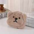 Dettaglio di un simpatico portamonete a forma di orso in morbido peluche marrone - Orso Bruno