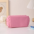 Dettaglio della borsa cosmetica rosa in PU con trama a croce e doppie cerniere dorate - Rosa