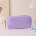 Dettaglio della borsa cosmetica in pelle PU lilla con trama incrociata e cerniera dorata - Viola