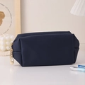 Dettaglio del beauty case in pelle PU blu navy con chiusura lampo in metallo dorato - Blu navy