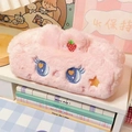 Astuccio in peluche rosa con ricamo di fragola e simpatico design a cartoni - Ricamo Fragola Stella / Rosa